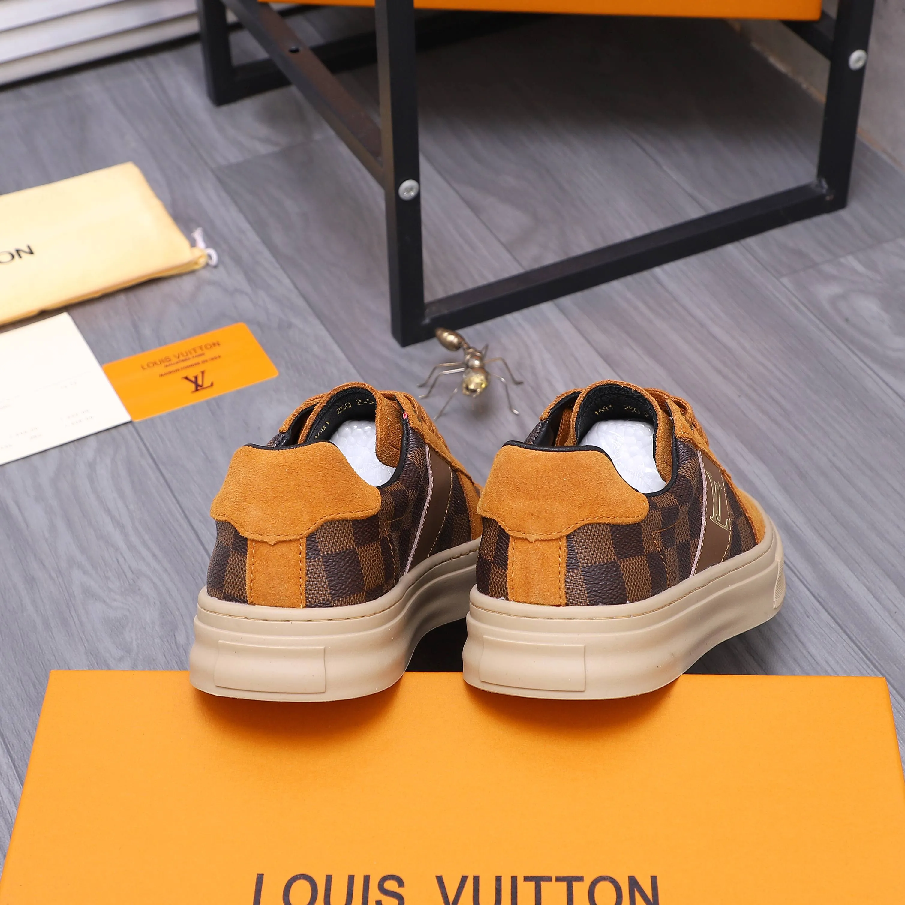 Men's shoes 💰p400 Product trademark: LV "Louis Vuitton" casual lace-up men's shoes Regular size: 38-44 Product materials: Selected matte cowhide stitching plaid cowhide upper, sheepskin lining, rubber outsole